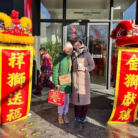 Base-Beijing Wangfujing Serviced Apartment- In Hutong &Bike Rental &Close To Forbidden City, Tian'Anmen Square &Subway Nearby &Free Coffee &Washing Machine,Kitchen &Restaurant Discount &English Speaking &High Speed Free Wifi Exterior foto Chinese New Year celebrations at the shopping centre in 2018