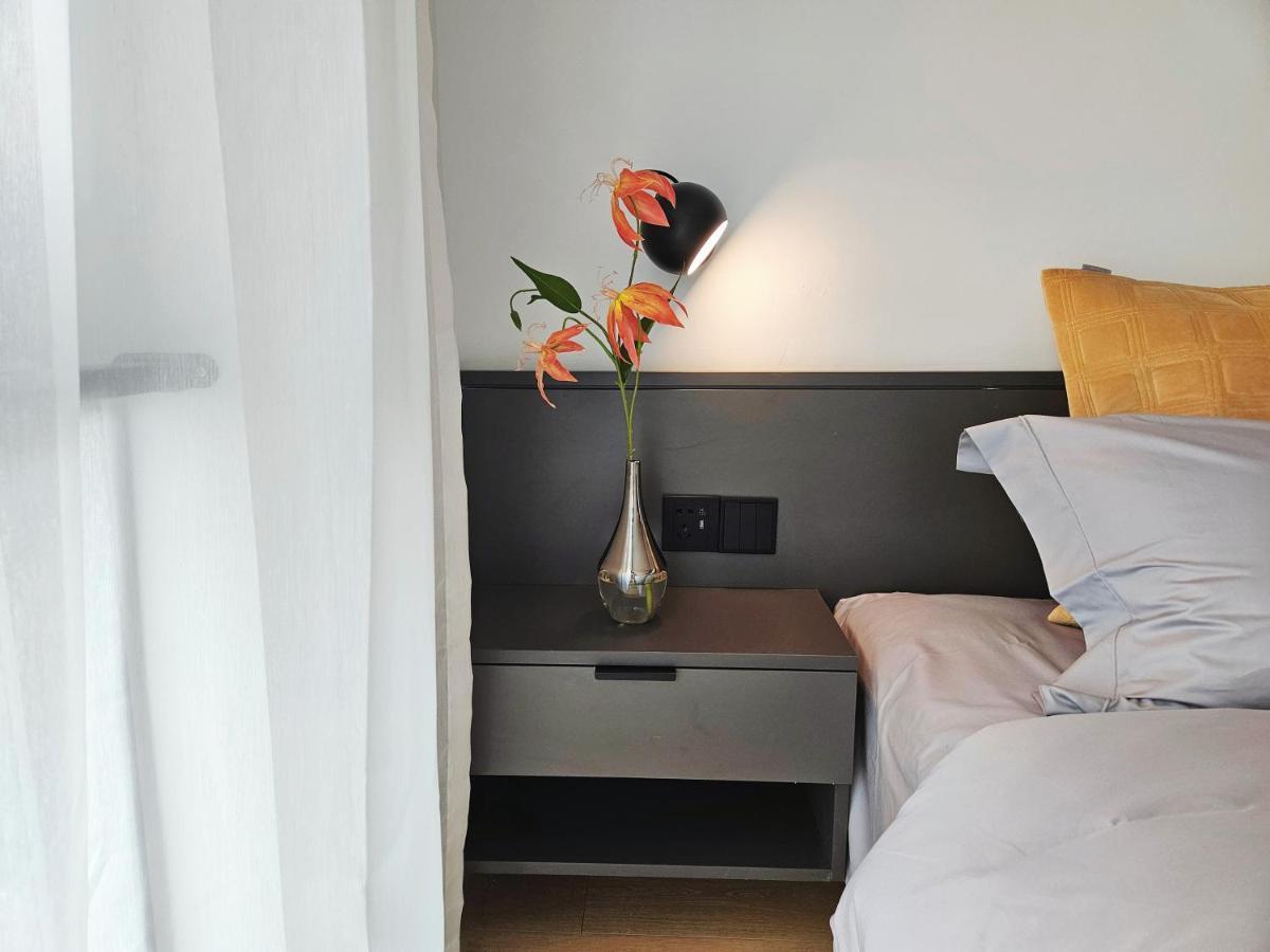 Base-Beijing Wangfujing Serviced Apartment- In Hutong &Bike Rental &Close To Forbidden City, Tian'Anmen Square &Subway Nearby &Free Coffee &Washing Machine,Kitchen &Restaurant Discount &English Speaking &High Speed Free Wifi Exterior foto A bedside table