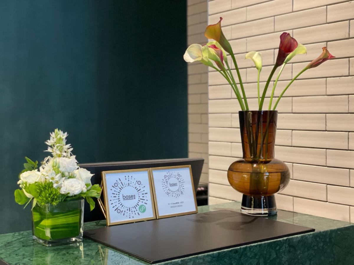 Base-Beijing Wangfujing Serviced Apartment- In Hutong &Bike Rental &Close To Forbidden City, Tian'Anmen Square &Subway Nearby &Free Coffee &Washing Machine,Kitchen &Restaurant Discount &English Speaking &High Speed Free Wifi Exterior foto Reception desk at the hotel
