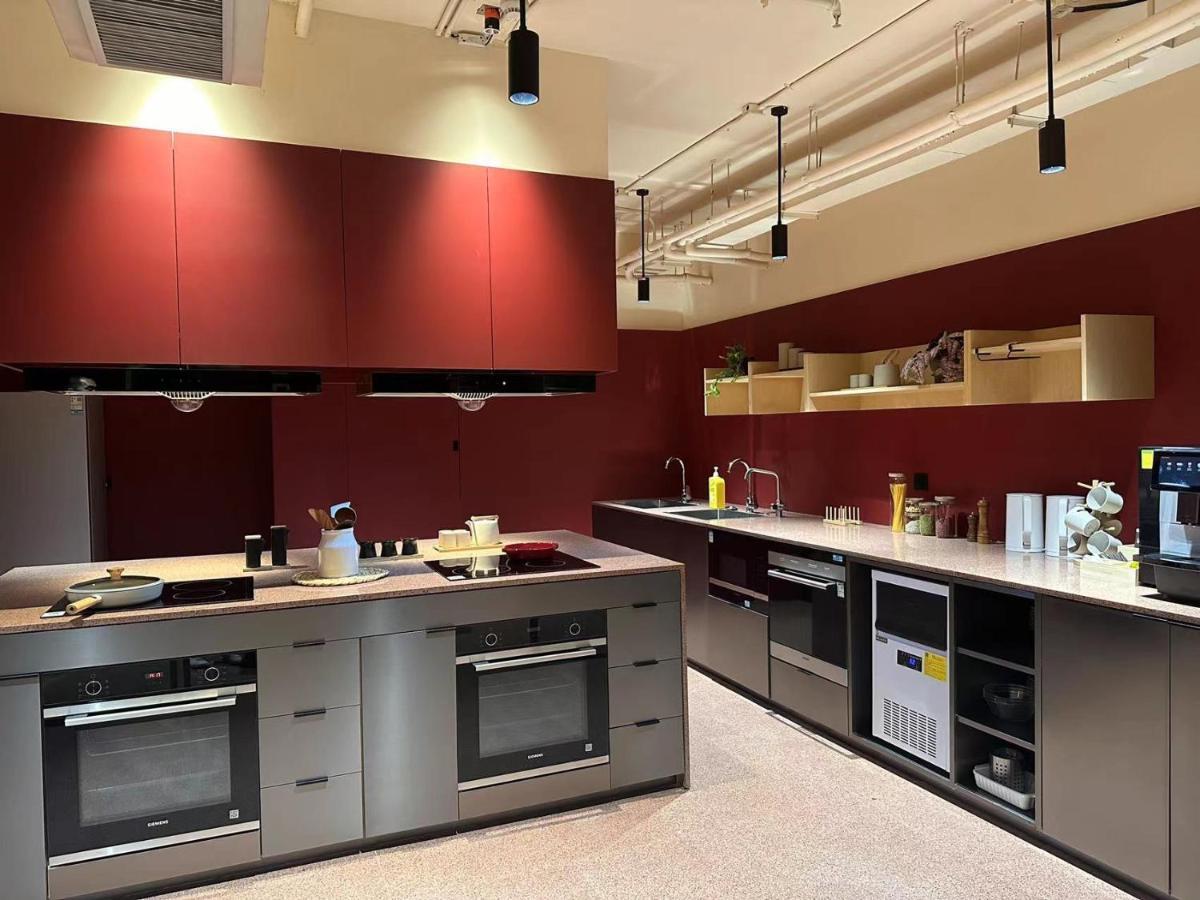 Base-Beijing Wangfujing Serviced Apartment- In Hutong &Bike Rental &Close To Forbidden City, Tian'Anmen Square &Subway Nearby &Free Coffee &Washing Machine,Kitchen &Restaurant Discount &English Speaking &High Speed Free Wifi Exterior foto A typical kitchen