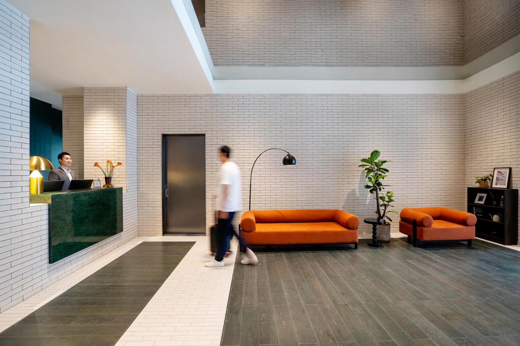 Base-Beijing Wangfujing Serviced Apartment- In Hutong &Bike Rental &Close To Forbidden City, Tian'Anmen Square &Subway Nearby &Free Coffee &Washing Machine,Kitchen &Restaurant Discount &English Speaking &High Speed Free Wifi Exterior foto The lobby of the hotel