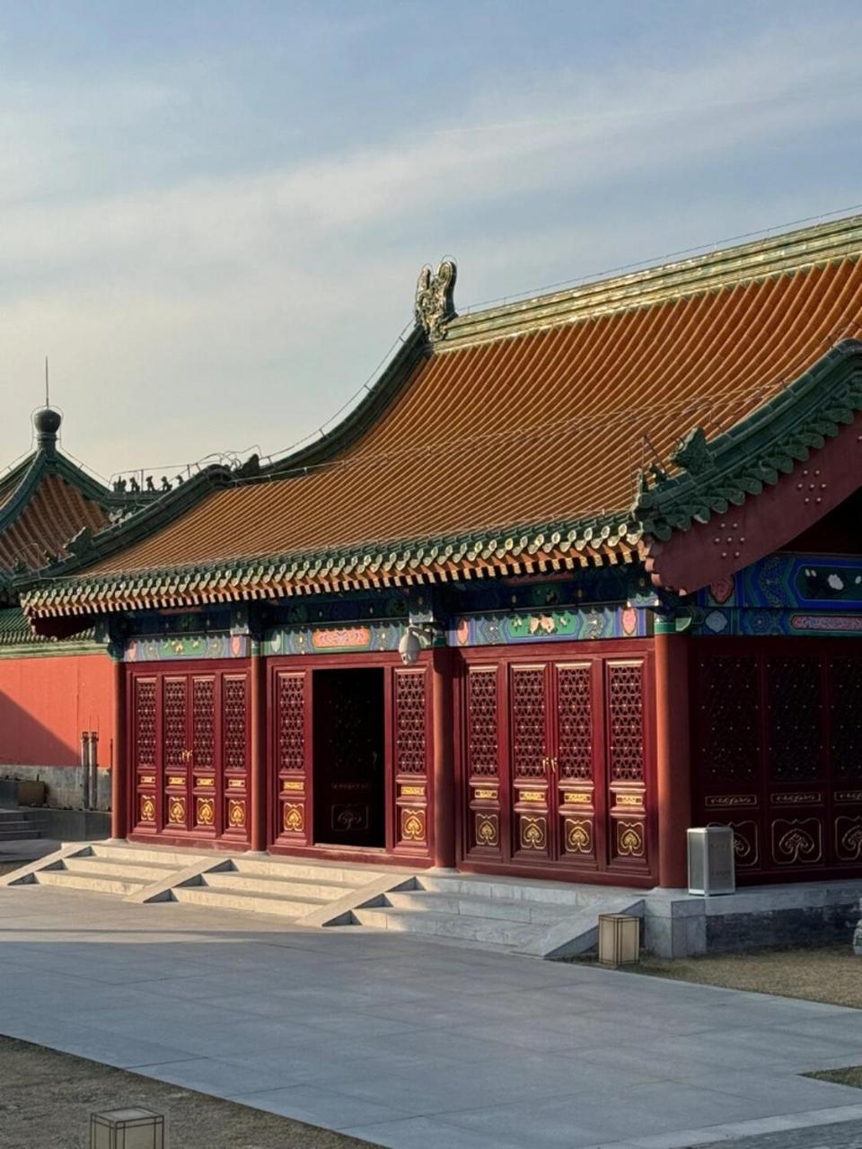Base-Beijing Wangfujing Serviced Apartment- In Hutong &Bike Rental &Close To Forbidden City, Tian'Anmen Square &Subway Nearby &Free Coffee &Washing Machine,Kitchen &Restaurant Discount &English Speaking &High Speed Free Wifi Exterior foto The gate of the temple