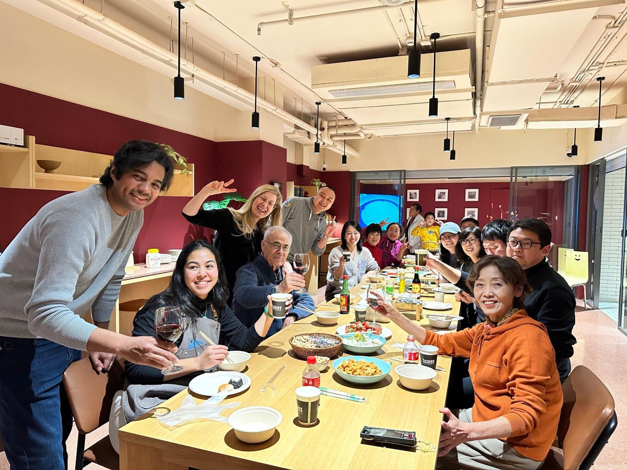Base-Beijing Wangfujing Serviced Apartment- In Hutong &Bike Rental &Close To Forbidden City, Tian'Anmen Square &Subway Nearby &Free Coffee &Washing Machine,Kitchen &Restaurant Discount &English Speaking &High Speed Free Wifi Exterior foto A group of students from the University of Hong Kong, 2019