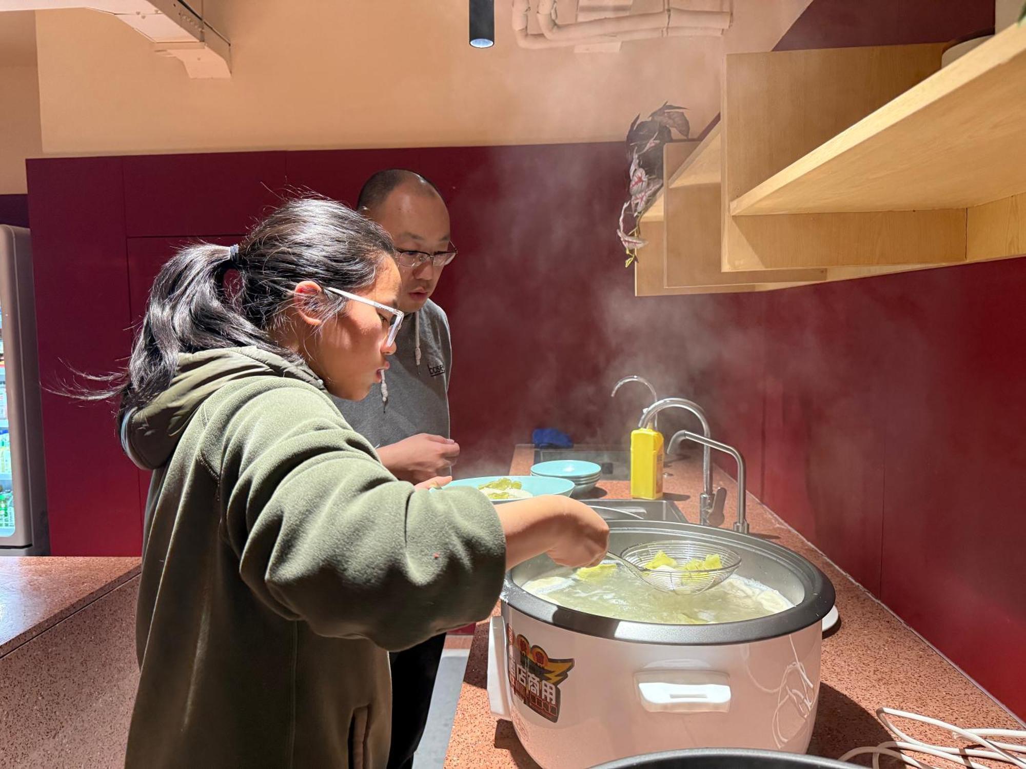 Base-Beijing Wangfujing Serviced Apartment- In Hutong &Bike Rental &Close To Forbidden City, Tian'Anmen Square &Subway Nearby &Free Coffee &Washing Machine,Kitchen &Restaurant Discount &English Speaking &High Speed Free Wifi Exterior foto A student cooking in the kitchen
